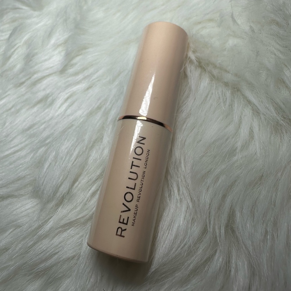 Revolution Tan stick Foundation - Shade F8